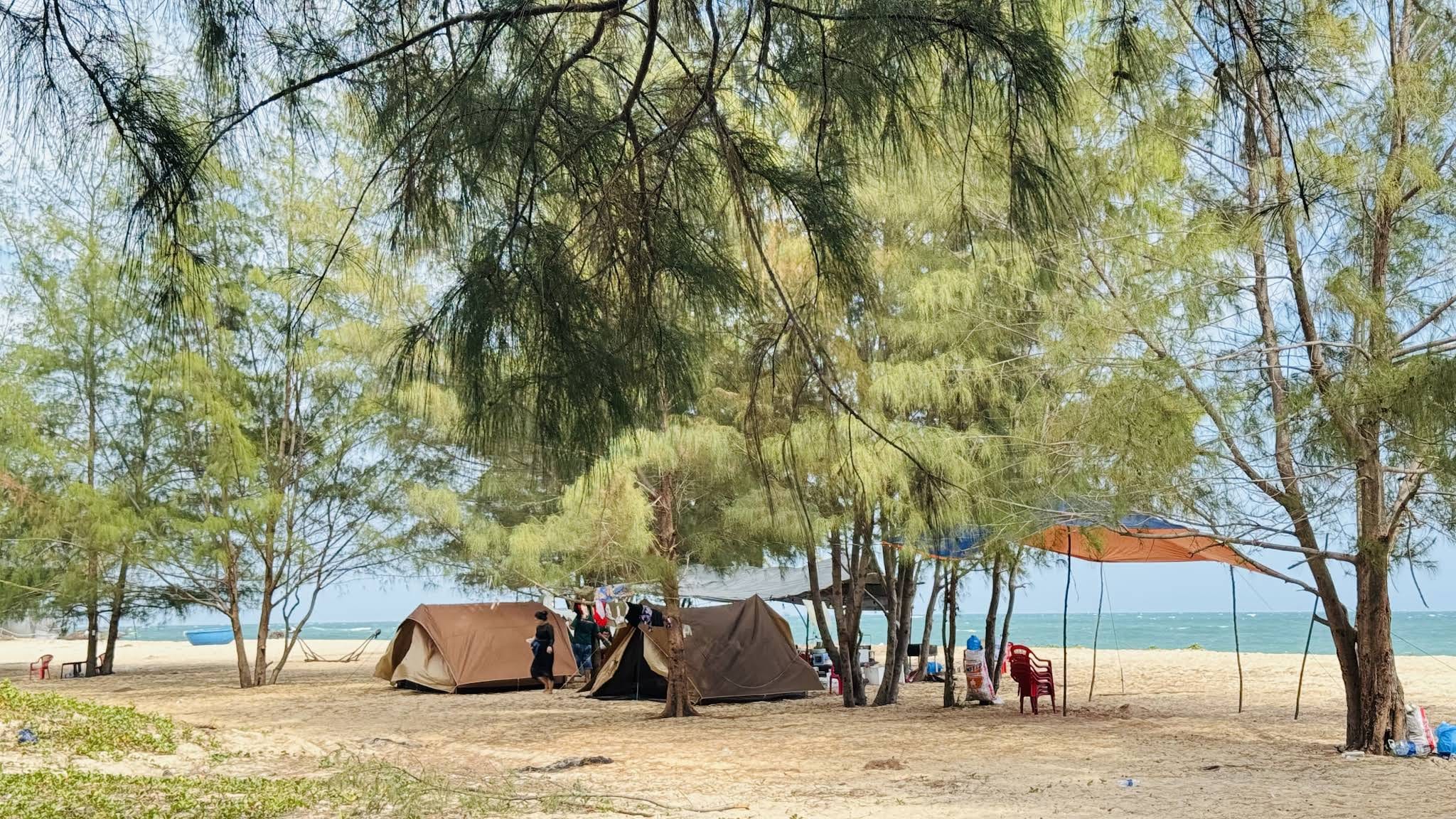 Cắm trại bên bờ biển Hồ Cốc 